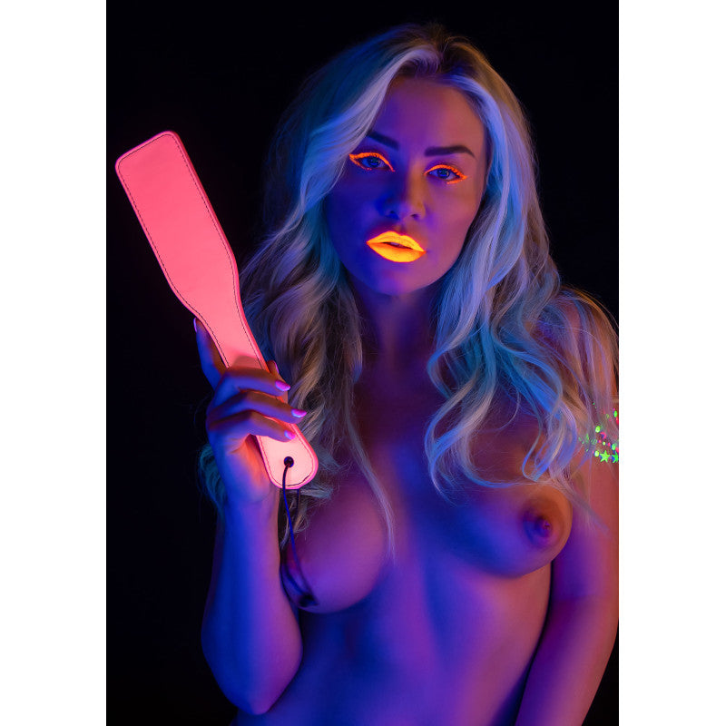 Fesseuse BDSM fluo