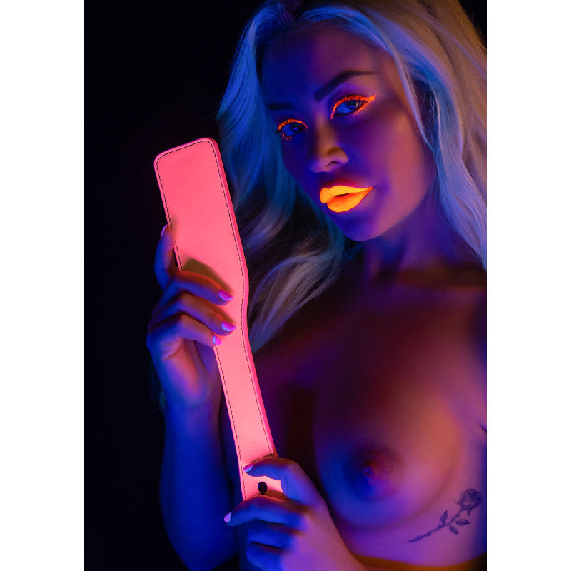 Fesseuse BDSM fluo